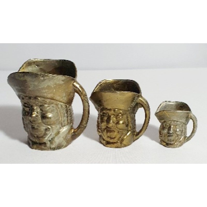 Toby Jugs van koper (3 stuks) 